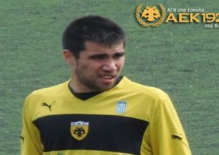 Απέναντί της δύο δικά της παιδιά