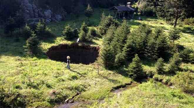Απίστευτο. Άνοιξε η γη στα Τρίκαλα Απίστευτο. Άνοιξε η γη στα Τρίκαλα