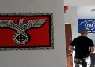 Με πέτρες και καδρόνια κατά των γραφείων της Χρυσής Αυγή πολίτες στη Μυτιλήνη