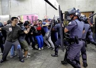 Με δακρυγόνα ρόπαλα και βία προετοιμάζουν το Μουντιάλ στη Βραζιλία