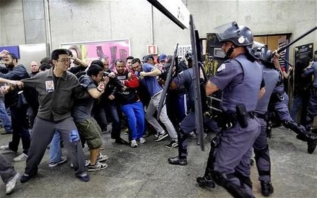 Με δακρυγόνα ρόπαλα και βία προετοιμάζουν το Μουντιάλ στη Βραζιλία Με δακρυγόνα ρόπαλα και βία προετοιμάζουν το Μουντιάλ στη Βραζιλία