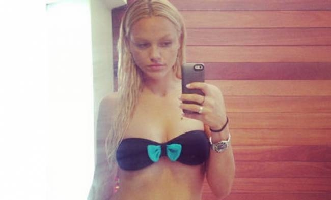 Νάταλι Θάνου: Η καυτή Selfie και τα κιλά της εγκυμοσύνης