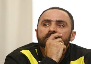 Έφυγε με σκυμμένο κεφάλι…