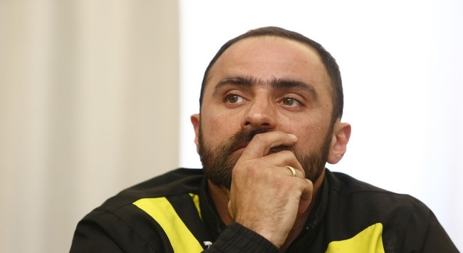 Έφυγε με σκυμμένο κεφάλι…