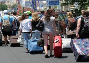 Τουριστικό λεωφορείο έπεσε πάνω σε στάση στο Σύνταγμα