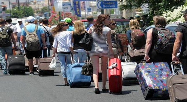 Τουριστικό λεωφορείο έπεσε πάνω σε στάση στο Σύνταγμα