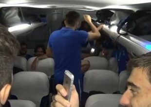 Συνθήματα και τραγούδια στο πούλμαν από τους διεθνείς (vid)