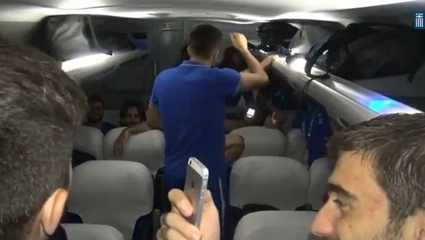 Συνθήματα και τραγούδια στο πούλμαν από τους διεθνείς (vid)