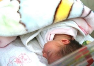 Η 19χρόνη μάνα “σκηνοθέτησε” της εγκατάλειψη του νεογέννητου κοριτσιού της