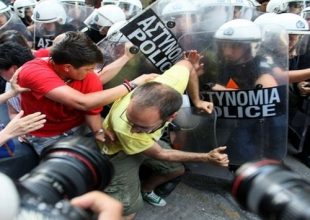 Συγκρούσεις έξω από το Υπουργείο Οικονομικών