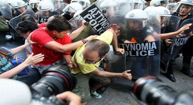 Συγκρούσεις έξω από το Υπουργείο Οικονομικών