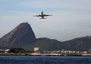 Συνεχίζουν την απεργία στο αεροδρόμιο του Ρίο