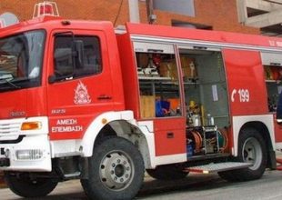 Μεγάλη φωτιά στον Αγιόκαμπο Λάρισας. Έχουν καεί οι αυλές δύο σπιτιών