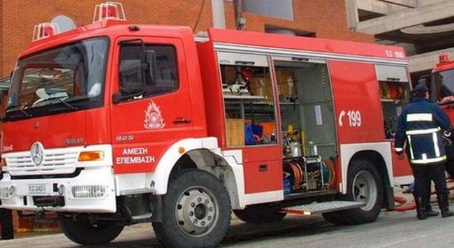 Μεγάλη φωτιά στον Αγιόκαμπο Λάρισας. Έχουν καεί οι αυλές δύο σπιτιών