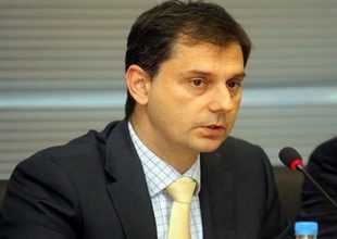 Υπό παραίτηση ο Χάρης Θεοχάρης. Συνάντηση με Στουρνάρα στο ΥΠΟΙΚ