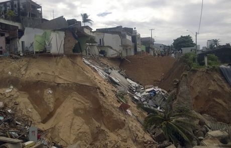 Άνοιξε τρύπα στο έδαφος κοντά στο γήπεδο του Νατάλ (PHOTOS – VIDEO)