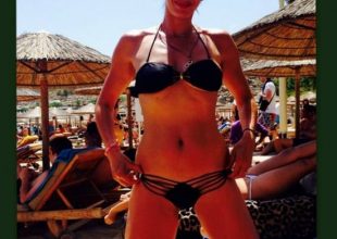 «Καύσωνα» έφερε στην παραλία φορώντας το σέξι μαγιό της η…