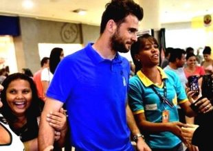 Ο Καρνέζης κλέβει τις γυναικείες καρδιές στο Αρακαζού