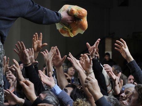 Δωρεάν διανομή τροφίμων: Περισσότερες από 160.000 οικογένειες στο πρόγραμμα το 2013