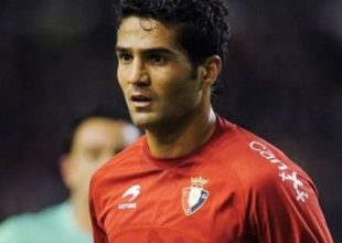 Του δίνει όσα θέλει και περιμένει το «ναι»