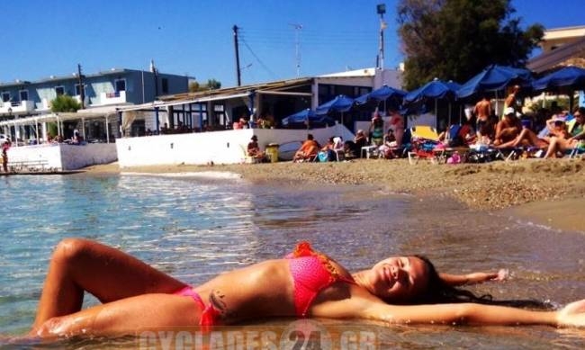 Η Μαριάννα Καλέργη «αναστατώνει» την παραλία της Σύρου!