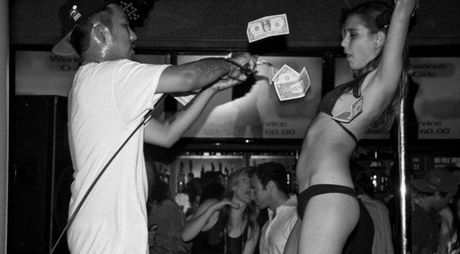 Δωρεάν αλκοόλ σε όσες κάνουν πεολειxία δημόσια στη Μαγιόρκα στην Ισπανία