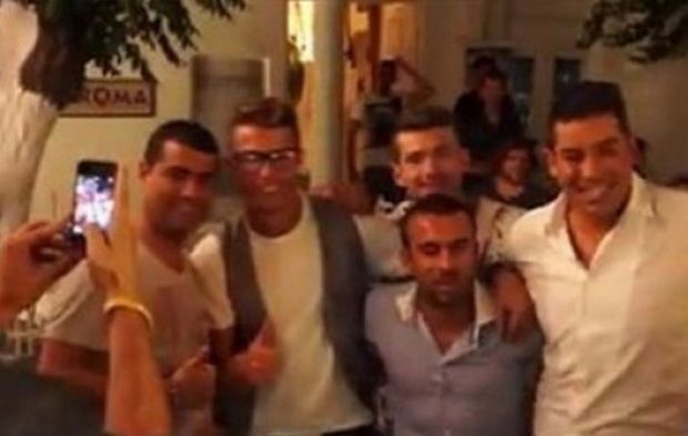Η βόλτα του Ρονάλντο στη Μύκονο και η “κλωτσιά” στο ηλιοβασίλεμα
