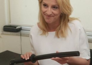 Η Ρένα Δούρου εντυπωσιάζεται από το κλομπ που της χάρισαν και το επεξεργάζεται με προσοχή