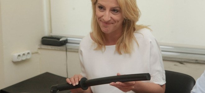 Η Ρένα Δούρου εντυπωσιάζεται από το κλομπ που της χάρισαν και το επεξεργάζεται με προσοχή