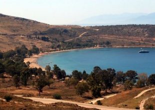 Υπαναχώρηση για τον αιγιαλό. Μανιάτης: Δεν απαιτείται ειδικό νομοσχέδιο, μόνο χάρτες και διαγράμματα
