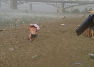 Μπάνιο στη Σιβηρία; Τι γίνεται όταν την ώρα που κολυμπάς, ανοίγουν οι ουρανοί και βρέχει κοτρόνες