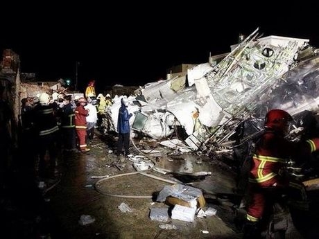 Συντριβή αεροσκάφους στην Ταϊβάν με δεκάδες νεκρούς