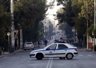 Ληστεία με όμηρο στο Δίστομο. Συναγερμός στην Αντιτρομοκρατική