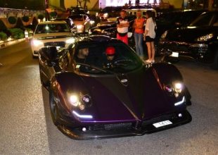 Ο Χάμιλτον με μια μοβ Pagani Zonda 760 LH, αξίας 1,9 εκατ. ευρώ, στο Μονακό