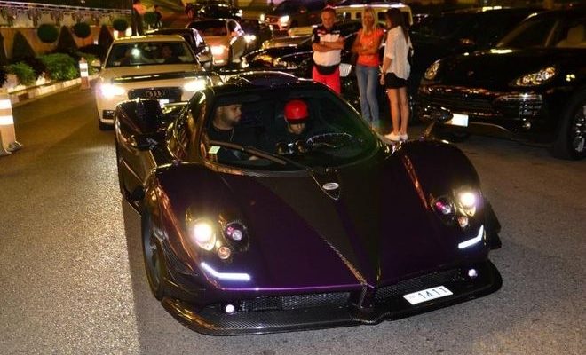 Ο Χάμιλτον με μια μοβ Pagani Zonda 760 LH, αξίας 1,9 εκατ. ευρώ, στο Μονακό