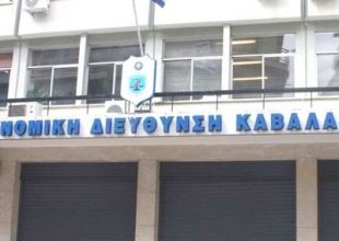Κλείδωσε σε σπίτι έξι σκυλιά και τα εγκατέλειψε