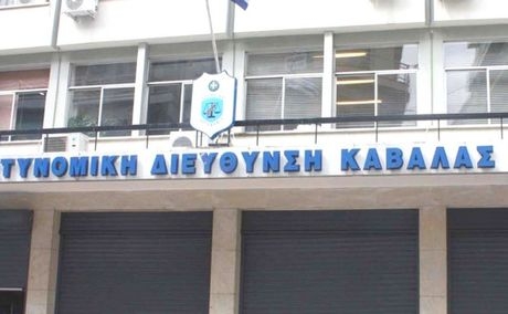 Κλείδωσε σε σπίτι έξι σκυλιά και τα εγκατέλειψε