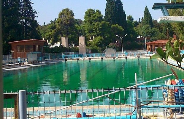 Πράσινη η πισίνα του Ζαππείου