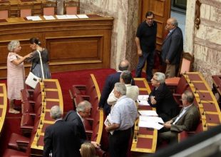 Ένταση στη Βουλή .Αποχώρησαν ΣΥΡΙΖΑ και ΚΚΕ από τη συζήτηση των τροπολογιών για τα ΜΜΕ και τη ΝΕΡΙΤ ΑΕ