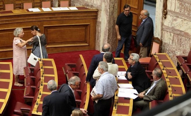 Ένταση στη Βουλή .Αποχώρησαν ΣΥΡΙΖΑ και ΚΚΕ από τη συζήτηση των τροπολογιών για τα ΜΜΕ και τη ΝΕΡΙΤ ΑΕ