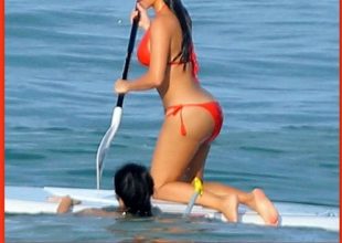 Γυμνάζει το κορμί της κάνοντας paddleboarding