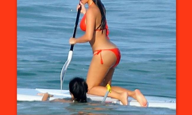 Γυμνάζει το κορμί της κάνοντας paddleboarding