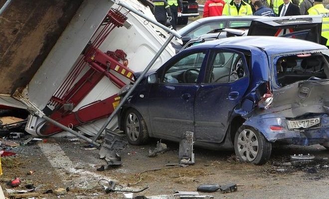 Σύγκρουση ΚΤΕΛ – ΙΧ με έναν νεκρό και 11 τραυματίες κοντά στην Άρτα
