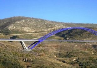Ολημερίς τη χτίζανε, το βράδυ γκρεμιζόταν: Παραδίδεται επιτέλους η γέφυρα Τσακώνας. Ποιους νομούς θα συνδέει