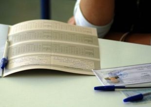 Έδωσε λευκή κόλλα και πέρασε σε ΑΕΙ