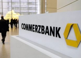 WSJ: Ξανά στο στόχαστρο η Commerzbank. Υποψίες για ξέπλυμα μαύρου χρήματος στα ταμεία της