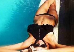 Η Ελληνίδα παρουσιάστρια προκαλεί με την sexy πόζα της