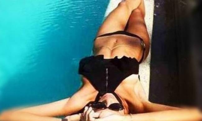 Η Ελληνίδα παρουσιάστρια προκαλεί με την sexy πόζα της