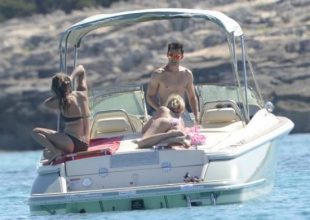 Τόπλες πάνω στο σκάφος η…