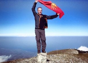 Σκοπιανή πρόκληση: Στην κορυφή του Ολύμπου με τον Ήλιο της Βεργίνας ο Μιλόσοσκι
